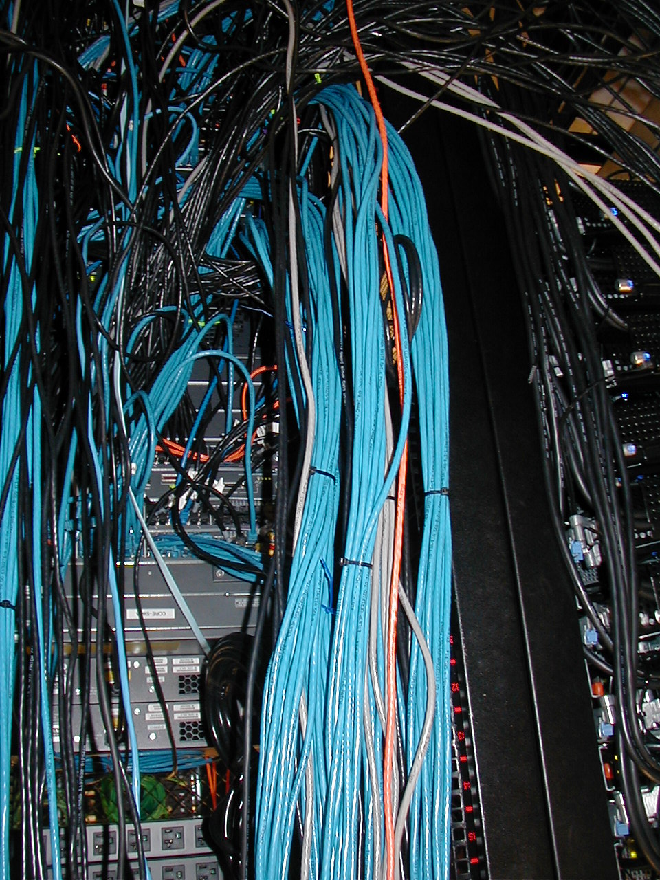 Gabinete de red en Mérida: cómo proteger switches, NVR y PoE del calor