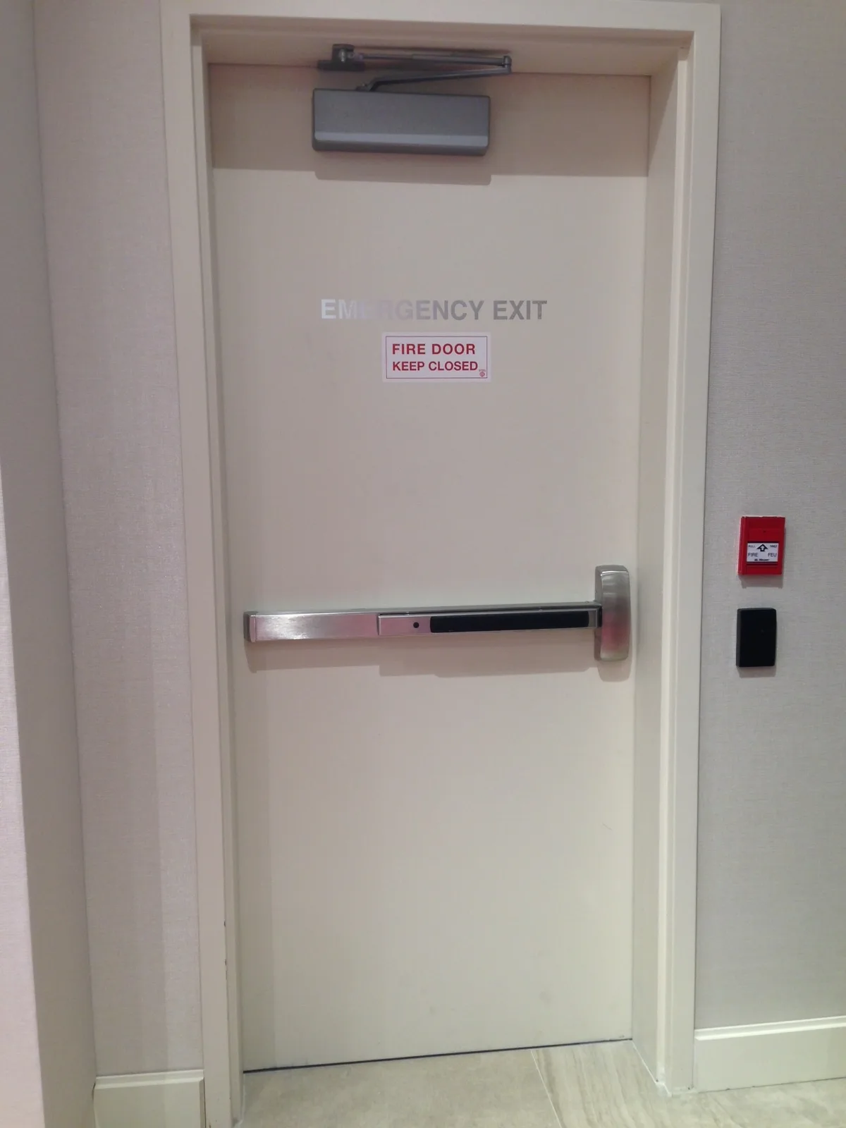 Salida de emergencia y control de acceso: cómo evitar una puerta peligrosa