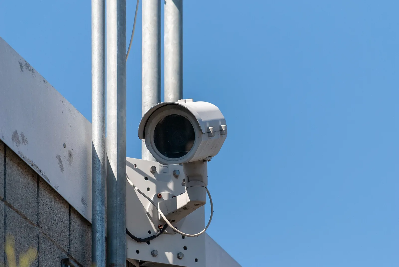 La cámara no lo ve todo: 7 decisiones de instalación que cambian una evidencia