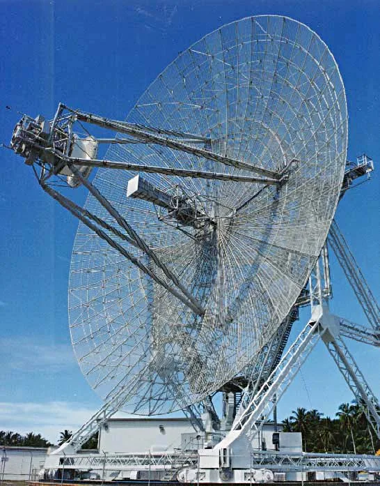 Radar y microondas en perímetros: cuándo complementan a las cámaras