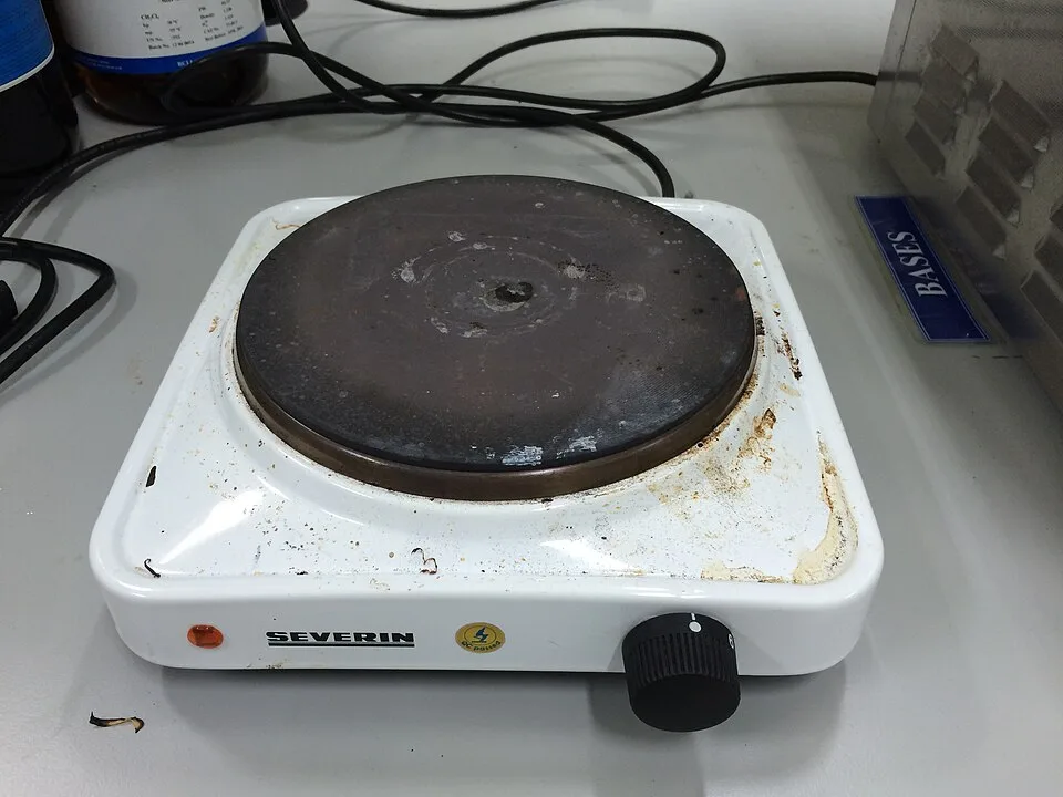 Imagen térmica de una superficie con un punto de temperatura elevada