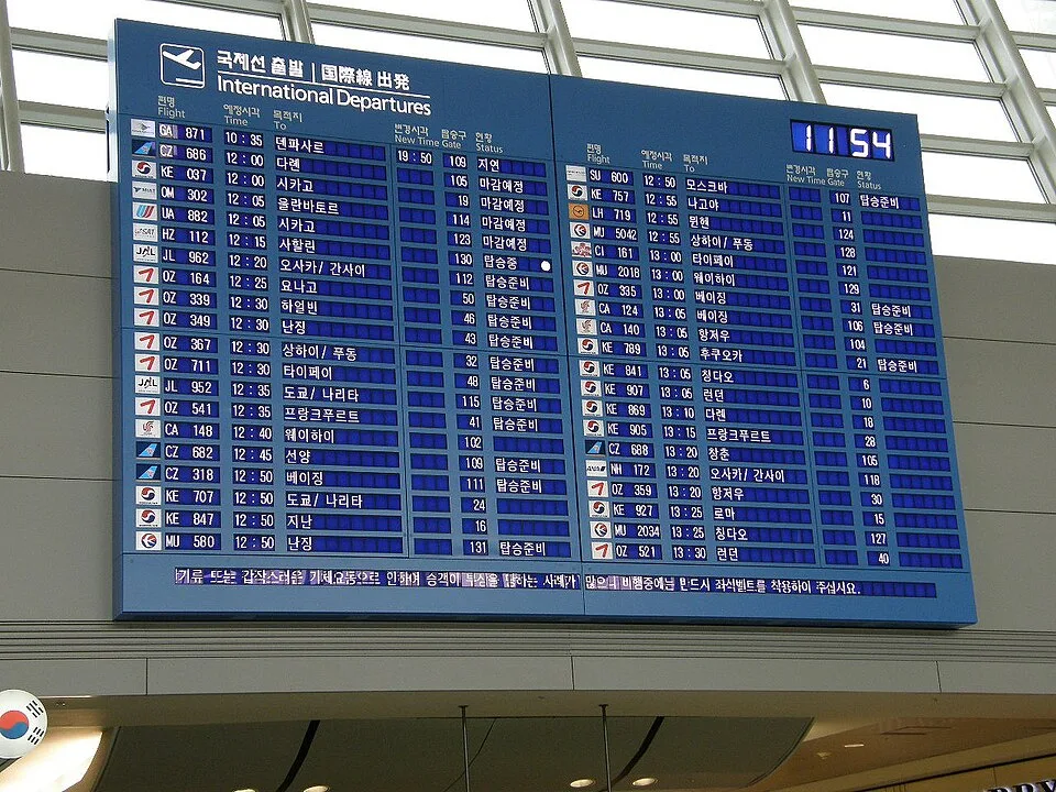 Panel de información digital en una terminal de transporte