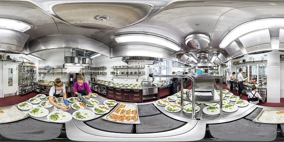 Cocina de formación con varias estaciones de trabajo