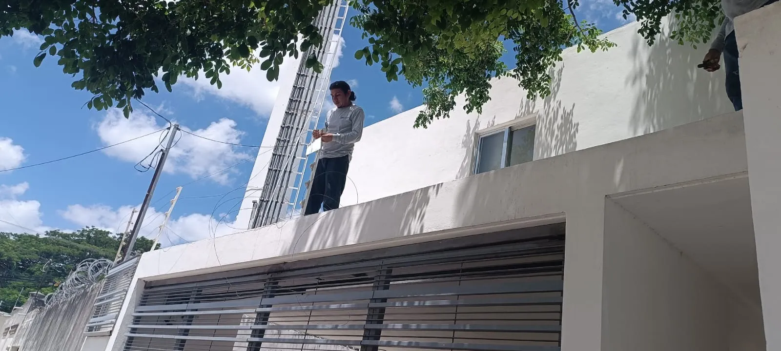Cámara de seguridad conectada durante una instalación profesional