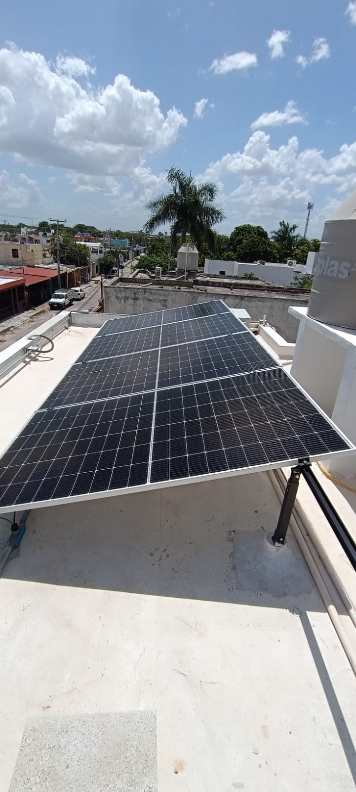 Instalación de paneles solares en hogar de Mérida por TECYPE