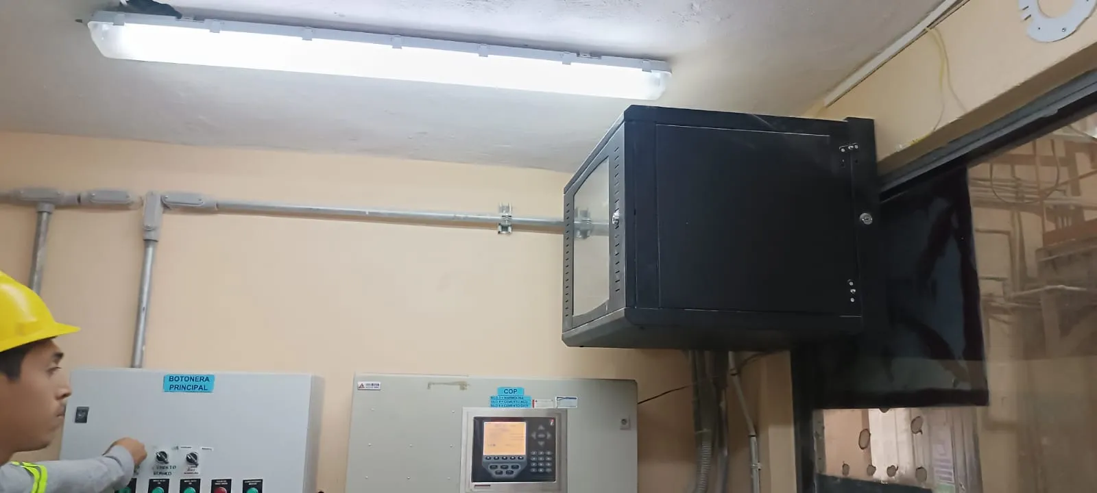 Centro de monitoreo con múltiples cámaras CCTV en una pantalla