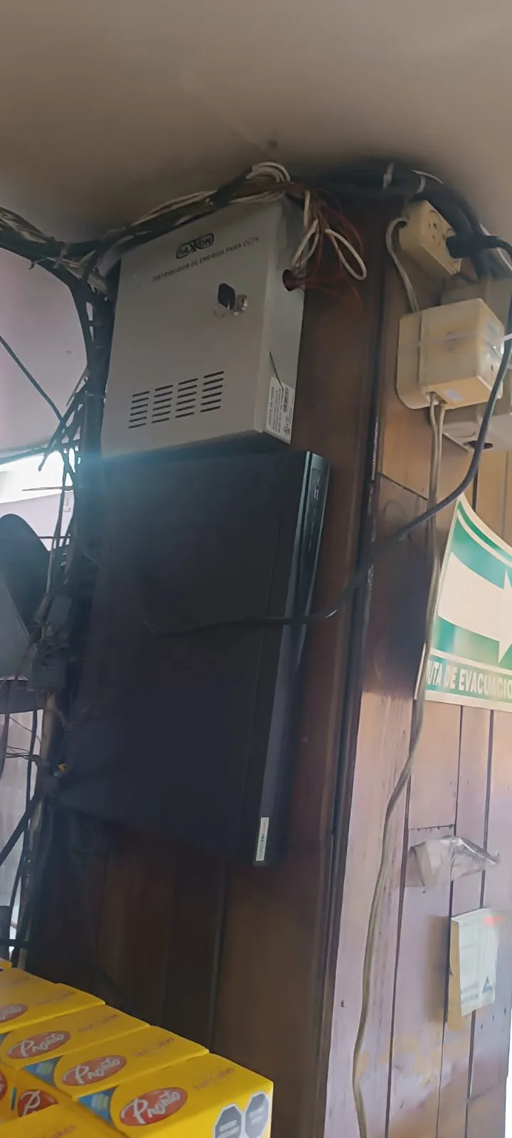 Cámara de seguridad exterior instalada sobre un poste