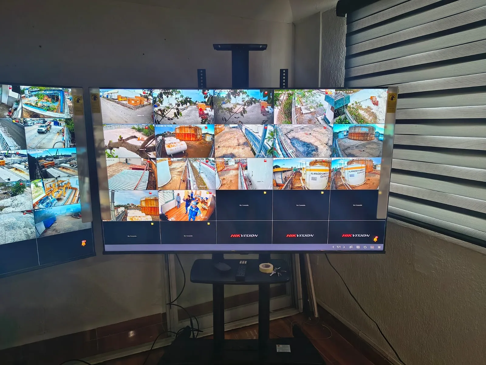 Gabinete de comunicaciones con equipos de red y cableado ordenado