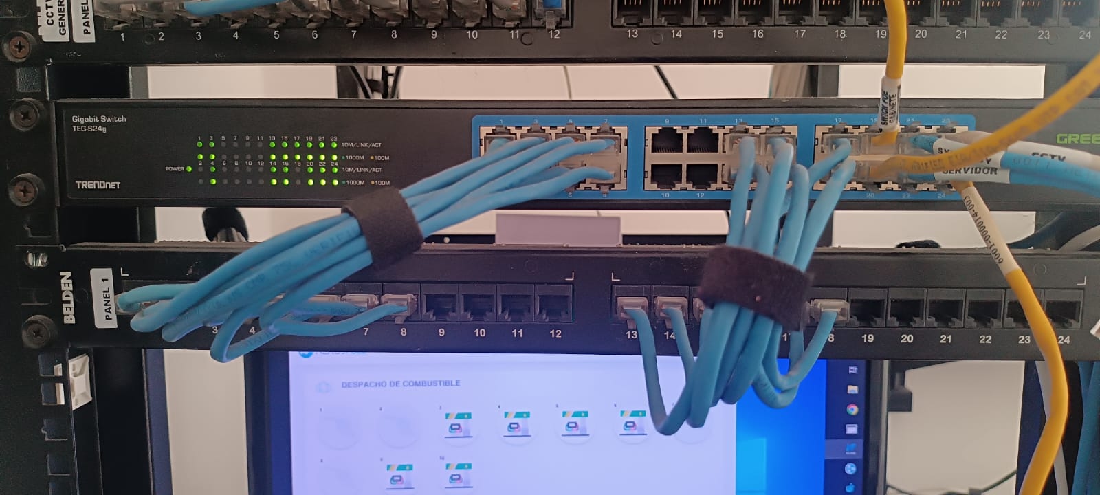 Red empresarial y rack de comunicaciones instalado por TECYPE en Mérida