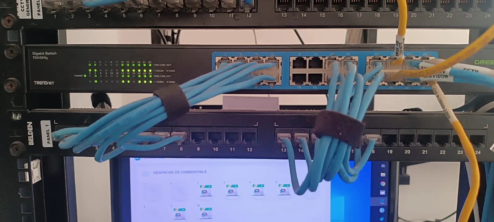 Rack de red empresarial con cableado estructurado instalado en Mérida