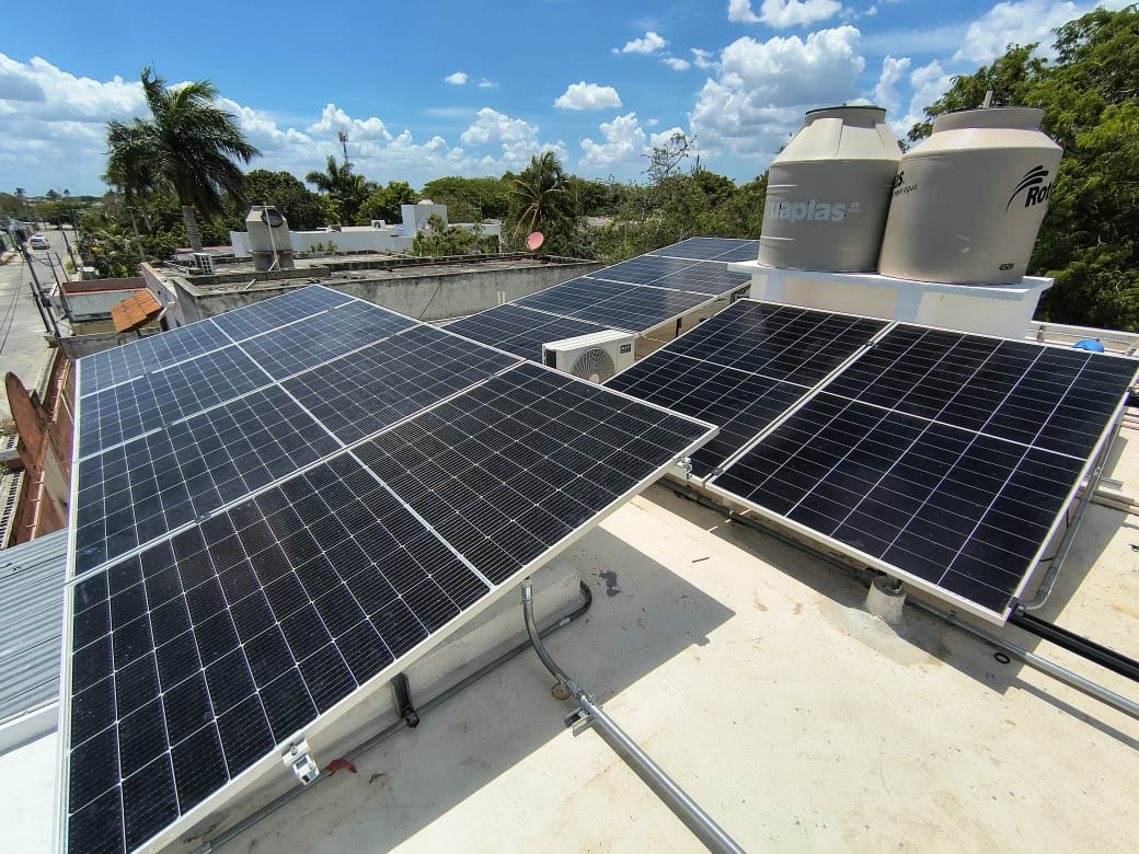 Instalación de paneles solares en escuela por TECYPE en Yucatán