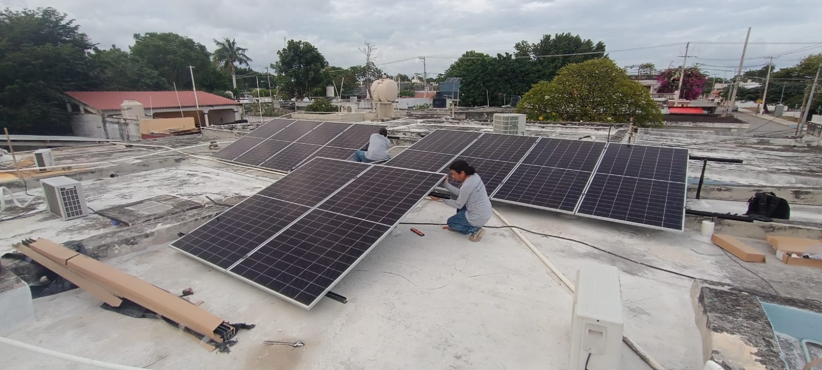 Videoportero con pantalla táctil instalado por TECYPE en Mérida