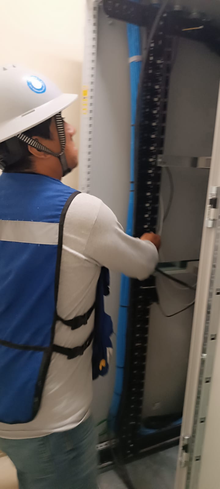 Rack de comunicaciones y patch panel instalado por TECYPE