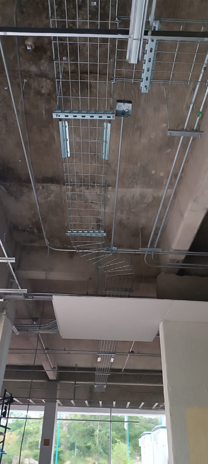 Sistema de energía solar para negocio instalado por TECYPE en Mérida